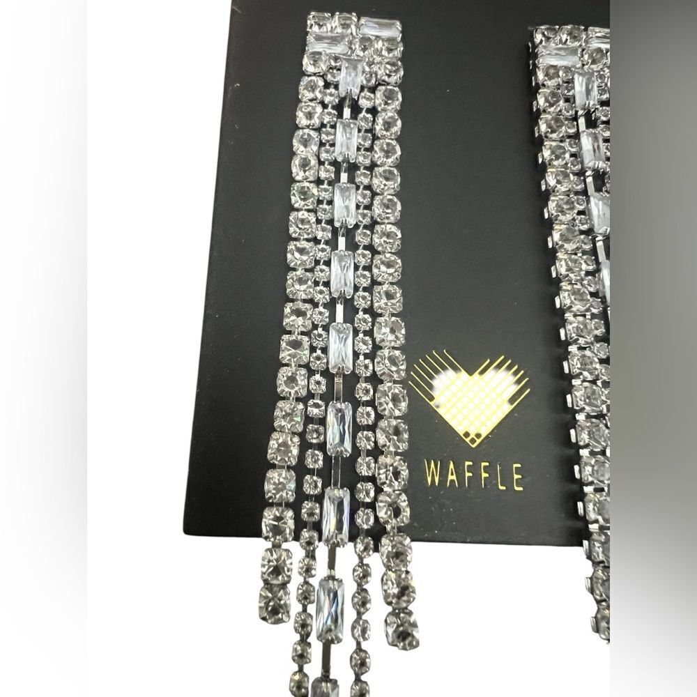 Elegant Dangling Earrings - Picture 2 of 6